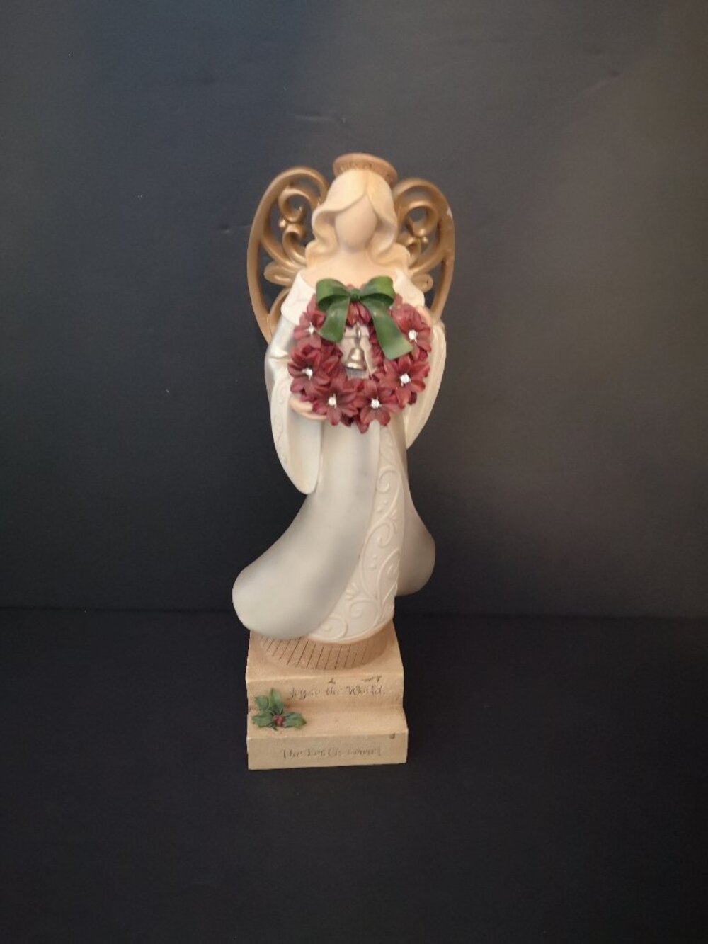 Enesco Resin Christmas Angel Holding Red Wreath Legacy of Love 8.5" Tall